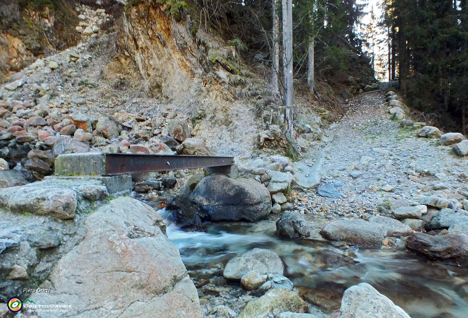 09 Passo il ponticello e salgo la sterrata .JPG